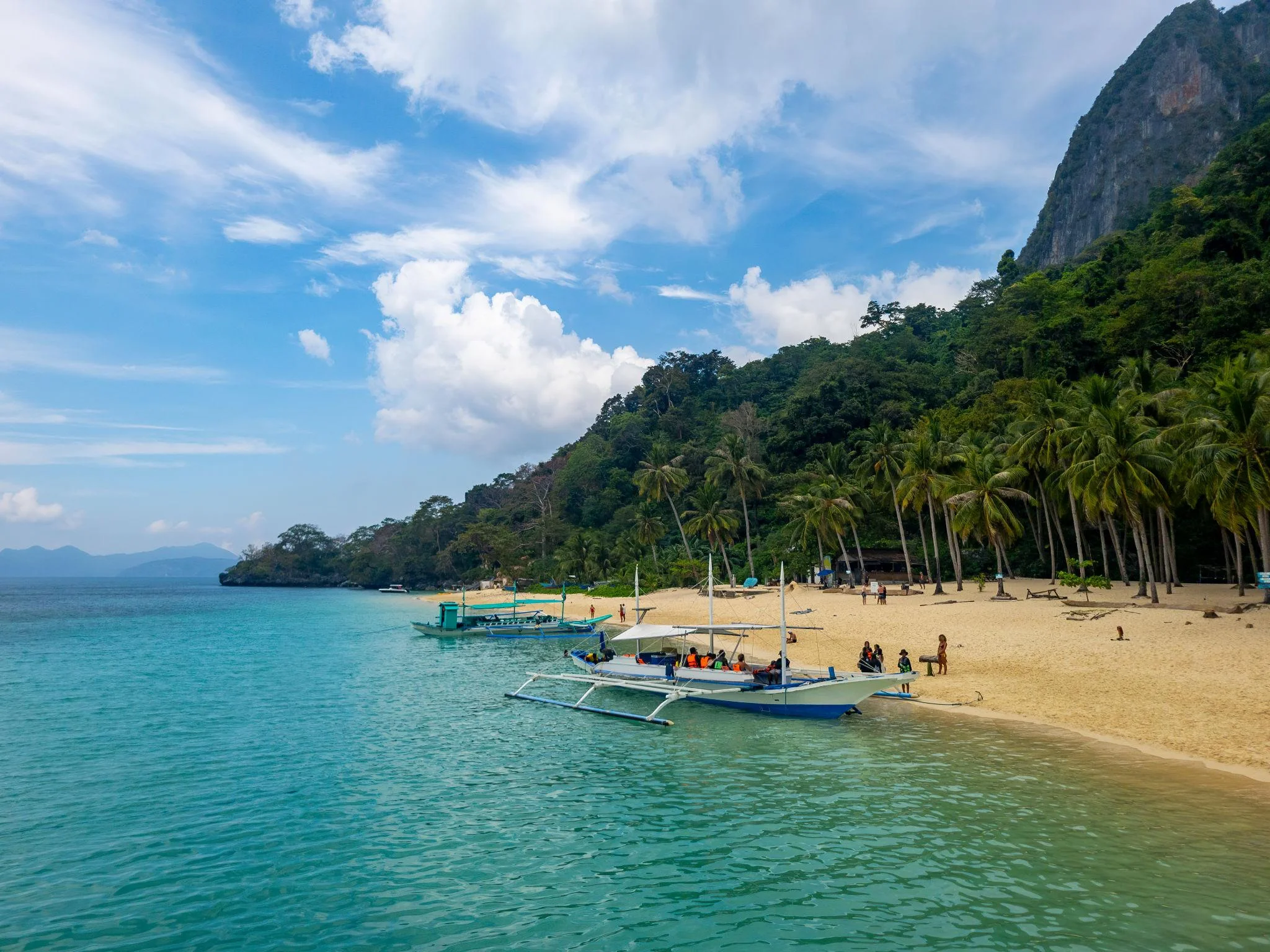 El Nido island hopping Philippines turquoise lagoon limestone cliffs